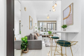 Waves - Executive Bay Studio, Canal View and Modern Amenities